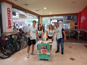 Foto di gruppo alunni per Dona la Spesa coop