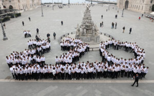 foto alunni nautico in piazza dell'Unità d'Italia con formazione a creare un 270