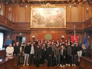 Gruppo alunni in visita presso la sala del Consiglio Comunale di Trieste